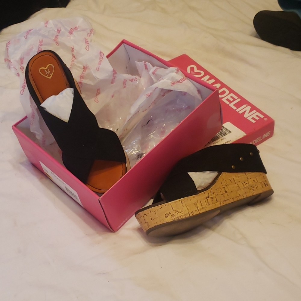 Elastic sandals